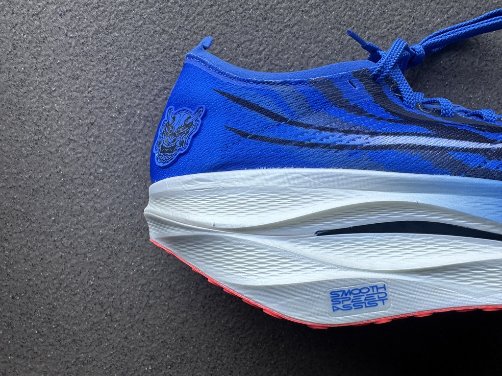 ミズノ ウエーブリベリオンプロ3 右かかと外側写真