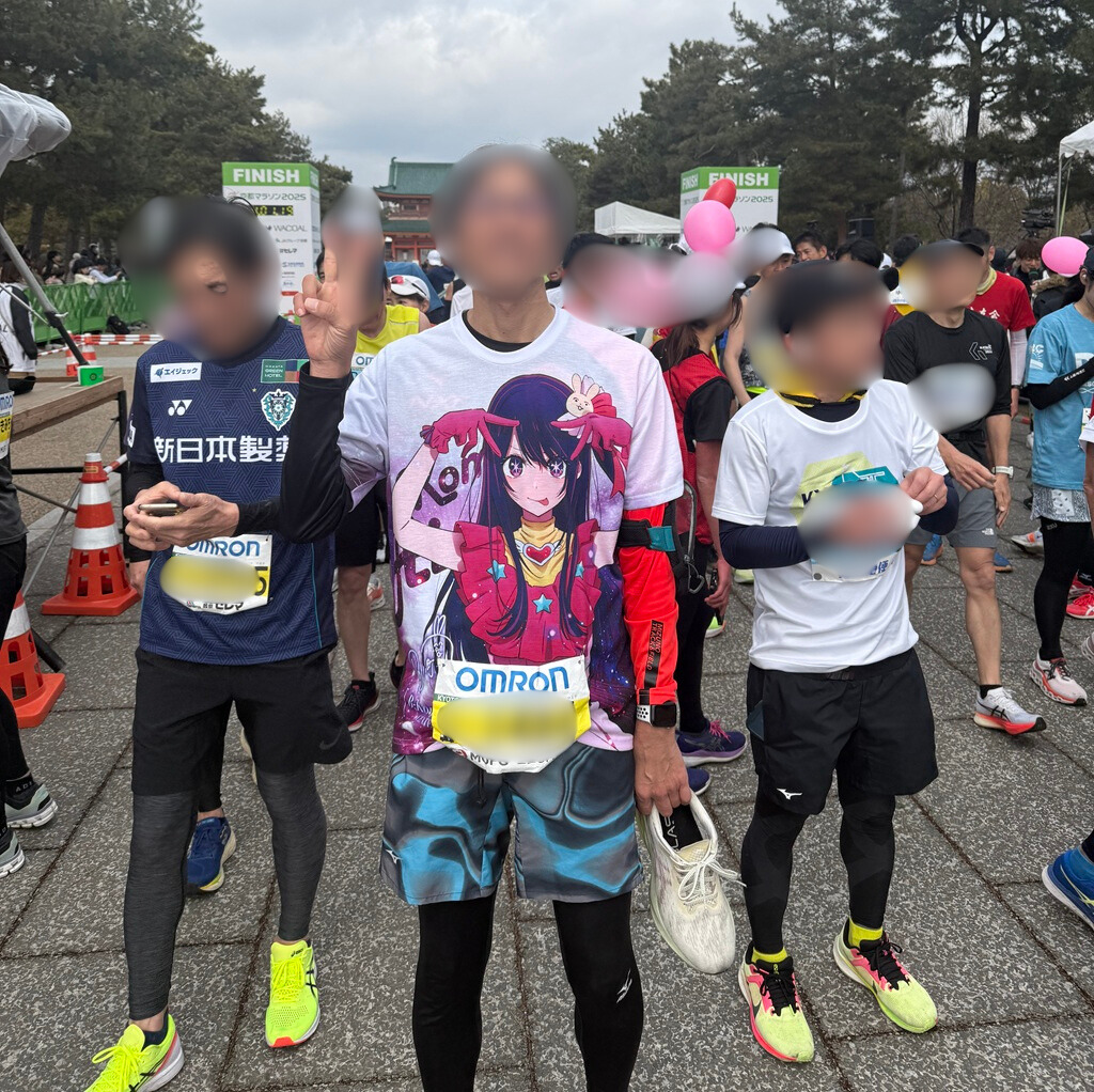 京都マラソン自己ベストでゴール、脱いでいるシューズが痛々しい