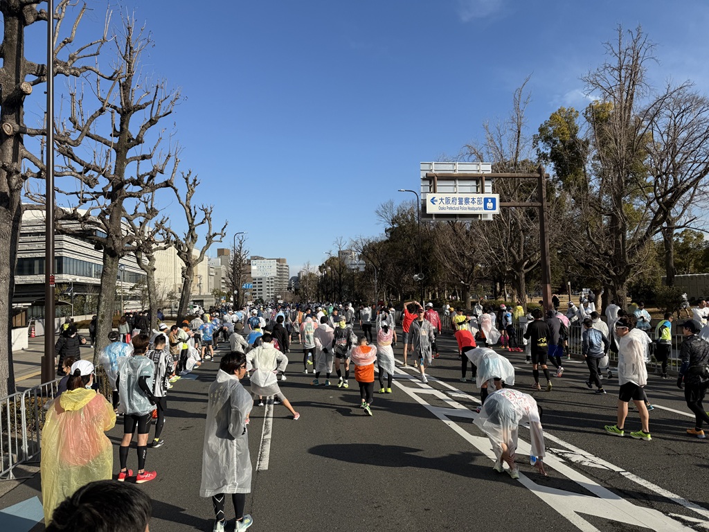 大阪マラソン2025 スタート待ち ランナー